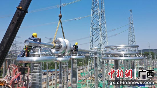 南方电网广西送变电建设公司施工人员在柳北换流站建设现场进行800千伏直流电流测量装置安装。方宇 摄 南方电网广西送变电建设公司施工人员在柳北换流站建设现场进行800千伏直流电流测量装置安装。方宇 摄