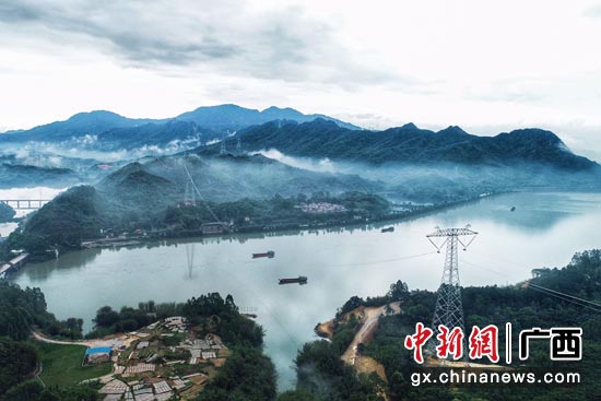 昆柳龙直流工程广东段跨越北江线路。 李志杰 陈海东 摄 昆柳龙直流工程广东段跨越北江线路。 李志杰 陈海东 摄
