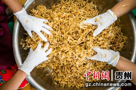 8月2日,村民在贵州省毕节市七星关经济开发区陈二平特色食品萝卜干生产车间里忙碌。