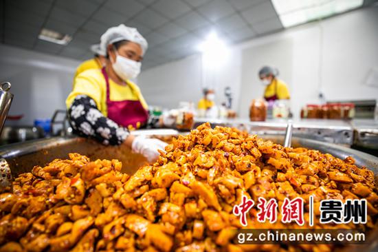 8月2日,村民在贵州省毕节市七星关经济开发区陈二平特色食品萝卜干生产车间里忙碌。
