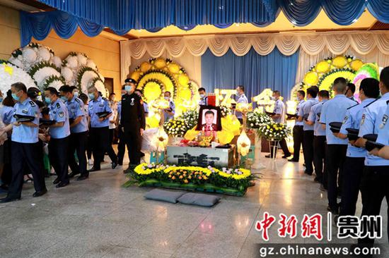 8月2日15时，贵阳市景云山殡仪馆三秀厅，杨瀚遗体告别仪式现场。