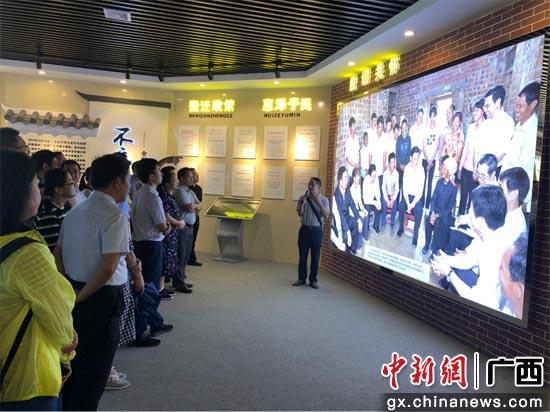 学员参观田阳县生态移民搬迁点展示馆。