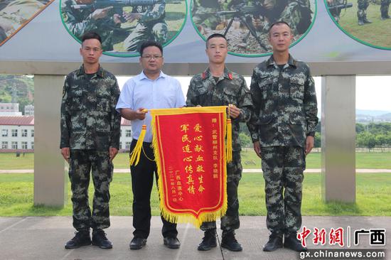 赠送锦旗。梁明 摄 。