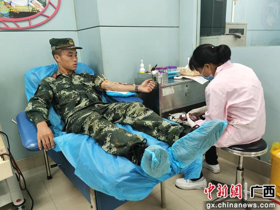 李晓鹏正在献血。梁明 摄