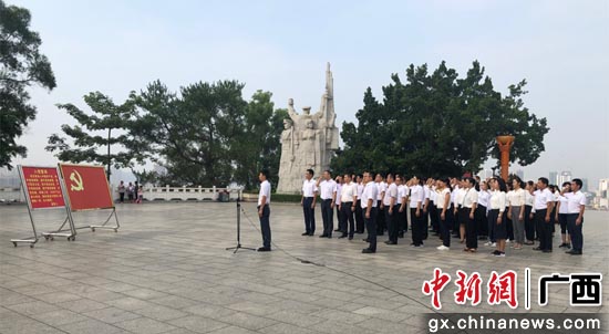 学员在百色起义烈士纪念碑前缅怀先烈重温入党誓词。