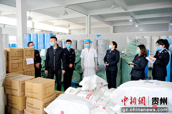 税务人员到贵州骏江实业有限公司走访调研。张德厚 摄