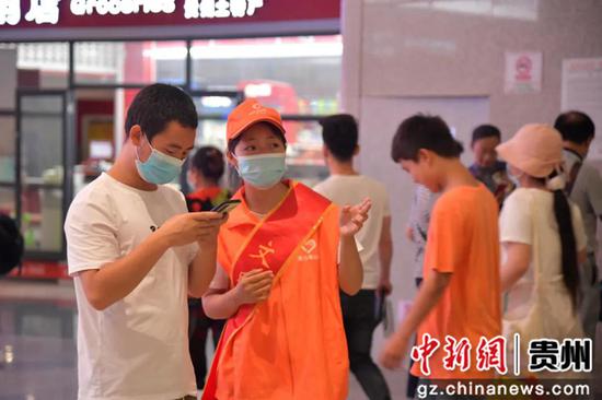 志愿者为外地旅客指路 志愿者为外地旅客指路