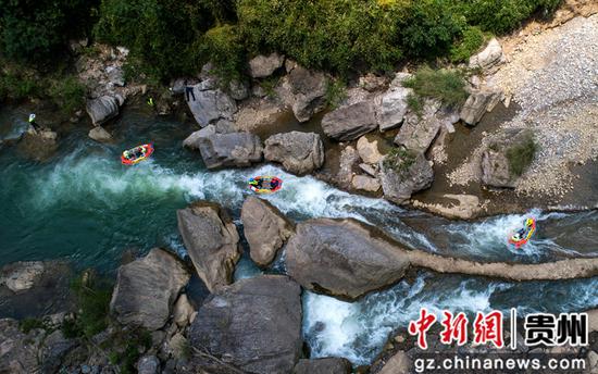 游人在贵州省毕节市黔西县中建乡中果河漂流 史开心 摄 游人在贵州省毕节市黔西县中建乡中果河漂流 史开心 摄
