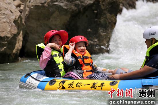 游人在贵州省毕节市黔西县中建乡中果河漂流  史开心 摄
