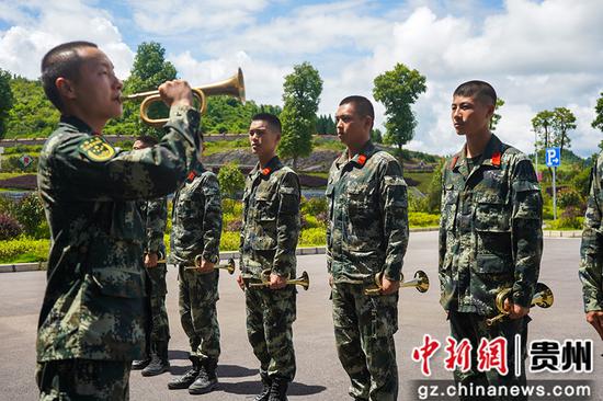 圖為教員正在教學員吹號技巧。侯魯晉攝 圖為教員正在教學員吹號技巧。侯魯晉攝