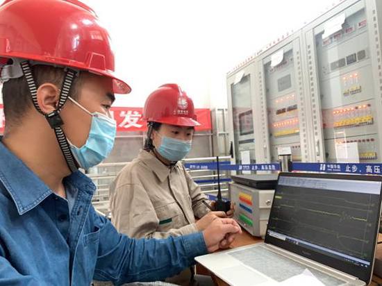 焦春雷在現場開展亞曼蘇水電站pss涉網試驗。王錦濤攝 焦春雷在現場開展亞曼蘇水電站pss涉網試驗。王錦濤攝