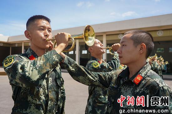 圖為教員正在教學員吹號技巧。侯魯晉攝 圖為教員正在教學員吹號技巧。侯魯晉攝