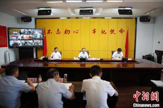 圖為貴州省投資促進系統半年工作電視電話會議現場。 瞿宏倫 攝 圖為貴州省投資促進系統半年工作電視電話會議現場。 瞿宏倫 攝