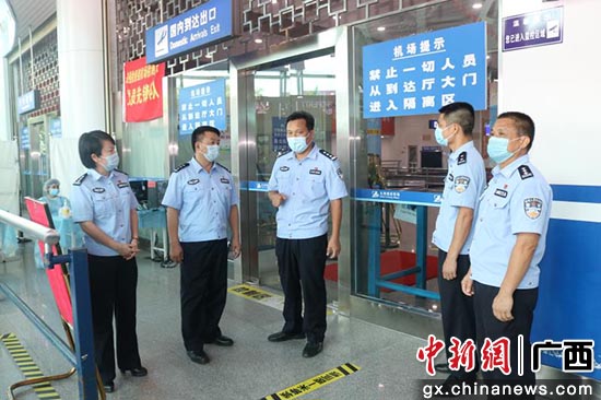 广西北海市局党委委员、副局长戴宏强在北海机场检查疫情防控工作。蒋鹏 摄