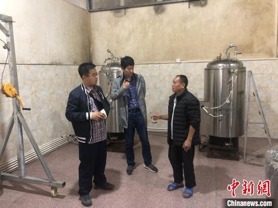 李磊(左)在從江縣丙妹鎮煨酒項目與企業工作人員交流。 受訪者本人 供圖 李磊(左)在從江縣丙妹鎮煨酒項目與企業工作人員交流。 受訪者本人 供圖