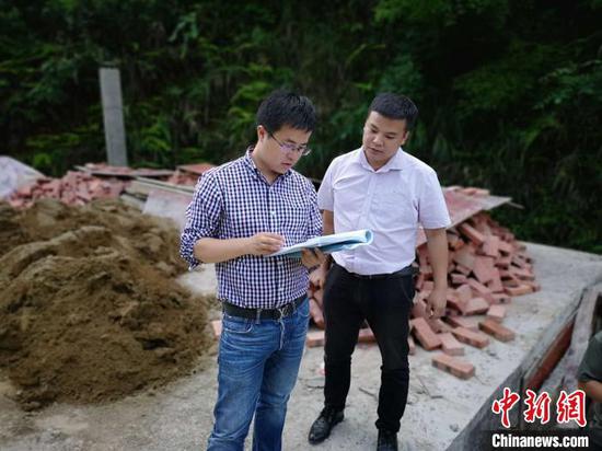 李磊(左)在從江縣加幫鄉壯大村查看集體項目推進情況。 受訪者本人 供圖 李磊(左)在從江縣加幫鄉壯大村查看集體項目推進情況。 受訪者本人 供圖