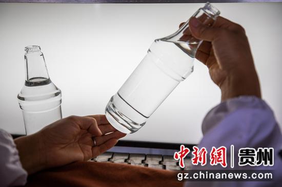 8月9日,工人在贵州省毕节酒厂的包装车间里劳作。