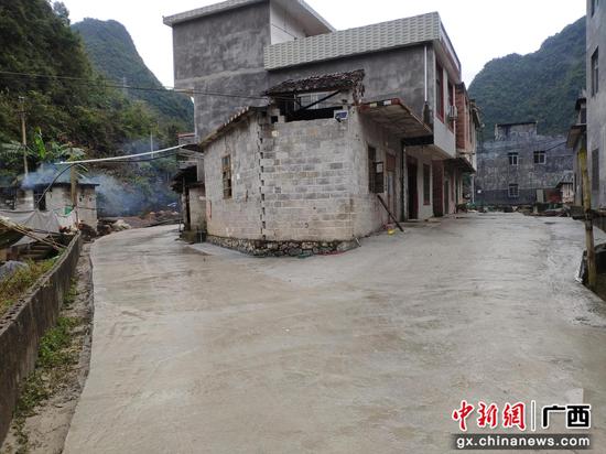 图为六圩镇大丈村加拉屯硬化的入户道路 河池金城江区提升贫困群众内生动力