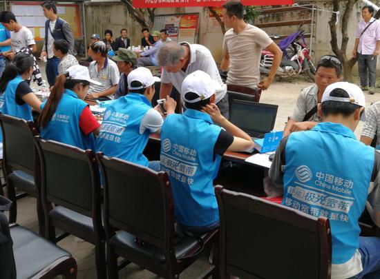 在云南,中國移動向貧困群眾免費贈送4G致富手機或提供購機優惠,提供專屬的扶貧優惠資費、贈送流量。 在云南,中國移動向貧困群眾免費贈送4G致富手機或提供購機優惠,提供專屬的扶貧優惠資費、贈送流量。