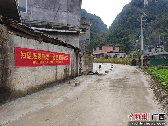 图为六圩镇大丈村加拉屯硬化的入户道路 河池金城江区提升贫困群众内生动力