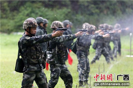 6指挥员正在进行手枪快速射击。彭振武 摄 6指挥员正在进行手枪快速射击。彭振武 摄