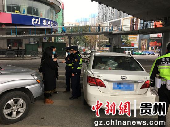 资料图：贵阳市交通运输综合行政执法支队对非法运营司机和出租车进行执法。