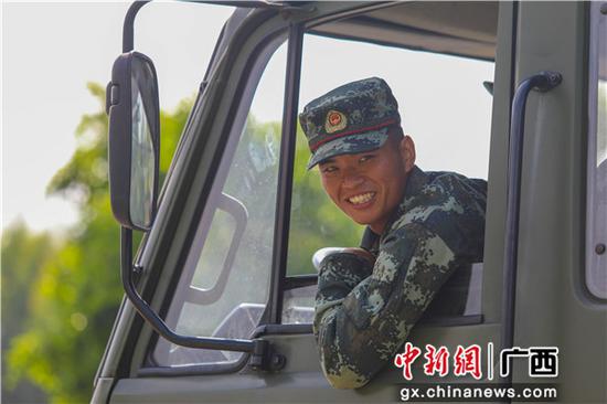 图为刘军在驾驶室露出开心的笑容。