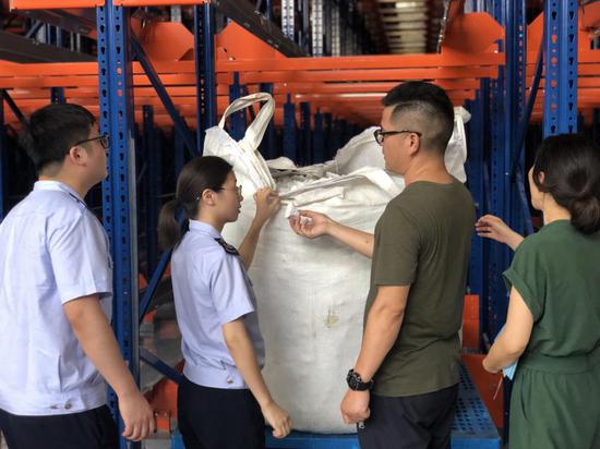 上虞税务“帮扶小组”帮助外贸企业解决涉税难题。 王俊威 摄