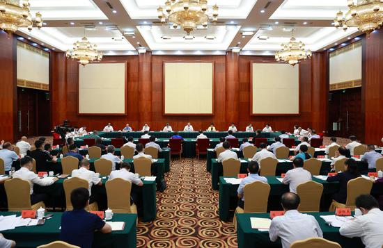 8月11日,省委、省
5b4
政府在贵阳召开贵州省企业家座谈会,深入学习贯彻习近平总书记在企业家座谈会上的重要讲话精神。图为会议现场。杜朋城 摄
