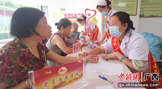 广西桂林:医院党员下基层 义诊惠民助创城