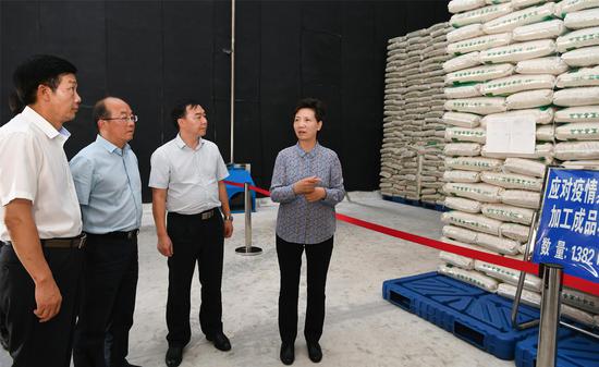 8月7日,省委副书记、省长谌贻琴到贵安新区检查调研粮食安全工作。图为谌贻琴在省储粮总公司贵安直属库,检查粮食储备管理情况。张丽 摄 8月7日,省委副书记、省长谌贻琴到贵安新区检查调研粮食安全工作。图为谌贻琴在省储粮总公司贵安直属库,检查粮食储备管理情况。张丽 摄