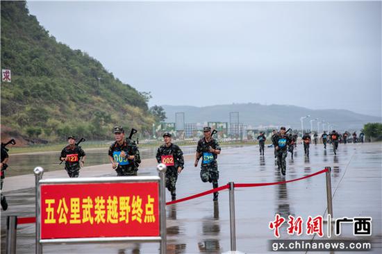 8月10日,培训官兵正在进行五公里武装越野课目考核。 8月10日,培训官兵正在进行五公里武装越野课目考核。
