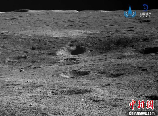 “玉兔二号”月球车拍摄的月球背面图片。中国探月工程供图