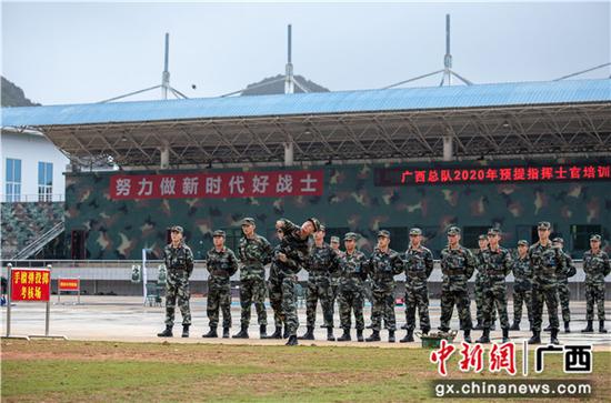 8月10日,培训官兵正在进行手榴弹投掷课目考核。 8月10日,培训官兵正在进行手榴弹投掷课目考核。