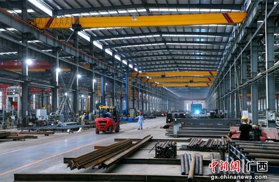六景工业园区内繁忙的车间 零慧兰摄 六景工业园区内繁忙的车间 零慧兰摄