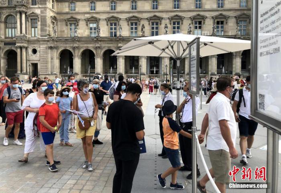 资料图:当地时间8月10日,法国巴黎正式推行户外强制戴口罩,以遏制新冠病毒进一步传播。 中新社记者 李洋 摄