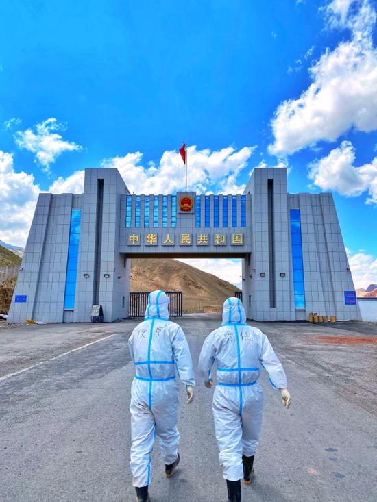图为伊尔克什坦边检站前哨班执勤民警在国门前奔赴执勤岗位。 图为伊尔克什坦边检站前哨班执勤民警在国门前奔赴执勤岗位。