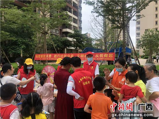 南宁市民积极参与活动。关喆琳 摄 南宁市民积极参与活动。关喆琳 摄