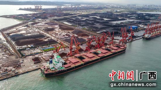 繁忙的防城港港口码头。岳浩 摄 繁忙的防城港港口码头。岳浩 摄