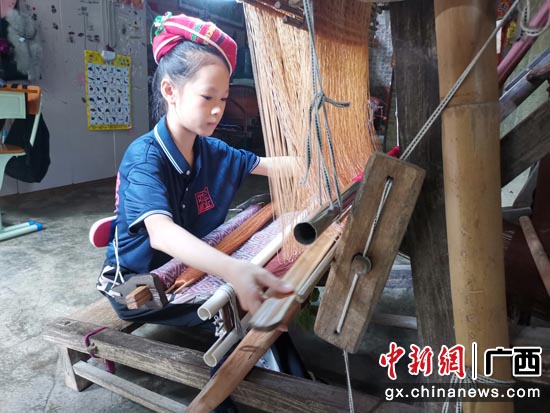 图为龙州壮锦纺织展示。 图为龙州壮锦纺织展示。