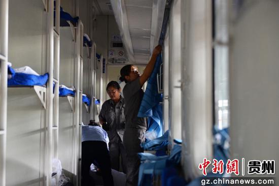 外勤组工人为列车更换干净窗帘。沈向全 摄 外勤组工人为列车更换干净窗帘。沈向全 摄