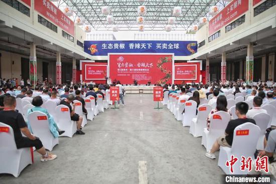 图为第5届贵州·遵义国际辣椒博览会开幕式现场。瞿宏伦 摄