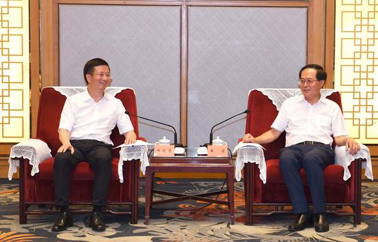 中央统战部副部长邹晓东与浙江省委书记车俊会谈。  张茵 摄
