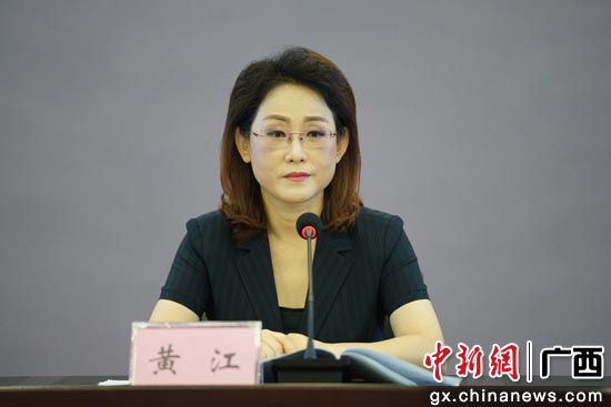 北海市委常委、常务副市长黄江出席新闻发布会 。刘刚 摄