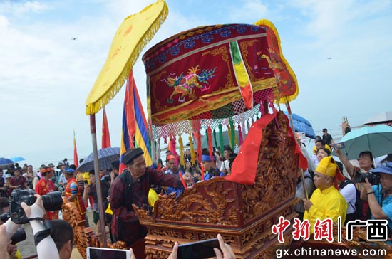 京族“哈节”迎神仪式。翟李强 摄 京族“哈节”迎神仪式。翟李强 摄
