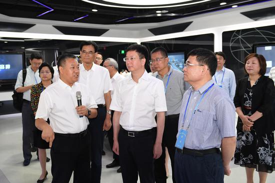 中央统战部副部长邹晓东（右二）等考察团成员在之江实验室里参观考察。  张茵 摄