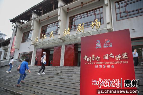 嘉宾进入会场 瞿宏伦 摄