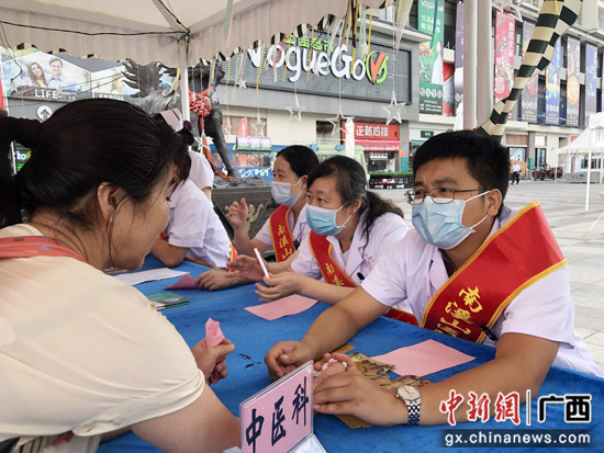 桂林医务人员庆祝“中国医师节”开展义诊惠民活动
