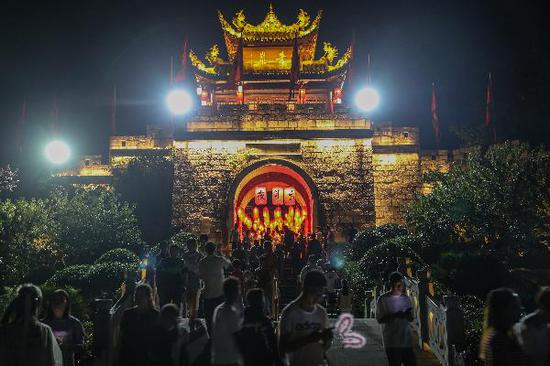 夜间的贵州省贵阳市花溪区青岩古镇景区。瞿宏伦 摄