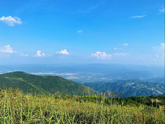 从西白山顶眺望。 项菁 摄